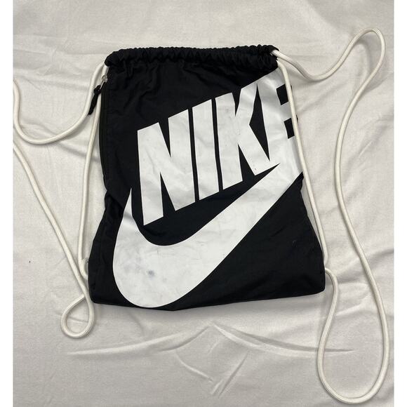 Nike Logo Gym Cinch Sack Drawstring Pocket Bag Soccer Tennis Backpack Black - Picture 1 of 4